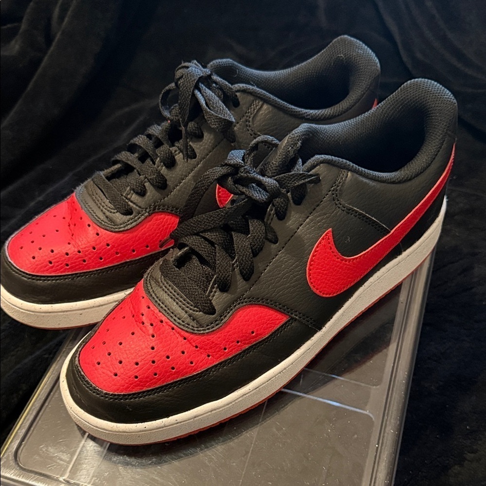 Nike Men's Black and Red Low-Top Sneakers